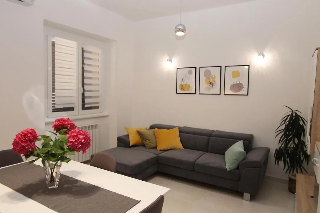 L Apartment Raša