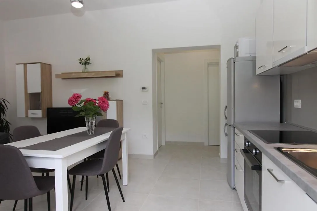 L Apartment Raša